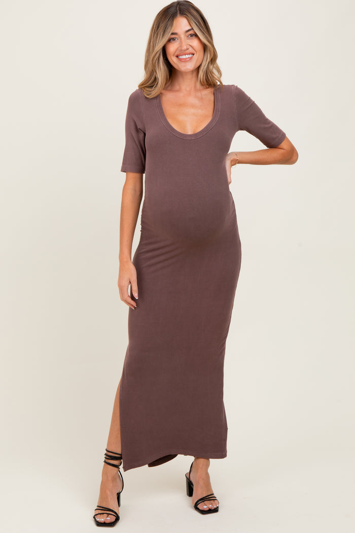 woman wearing a brown ribbed maternity maxi dress with short sleeves and side slits, showcasing her baby bump