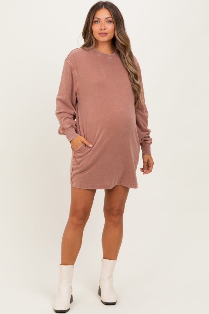 woman wearing a mauve maternity sweatshirt dress with pockets and long sleeves, showing her baby bump