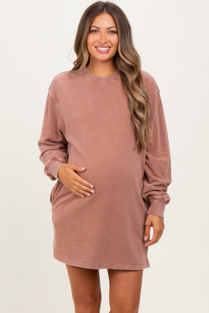 woman wearing a dusty rose oversized maternity sweatshirt dress and holding her baby bump
