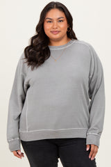 woman wearing a gray oversized sweatshirt with a relaxed fit and ribbed cuffs in a plus size