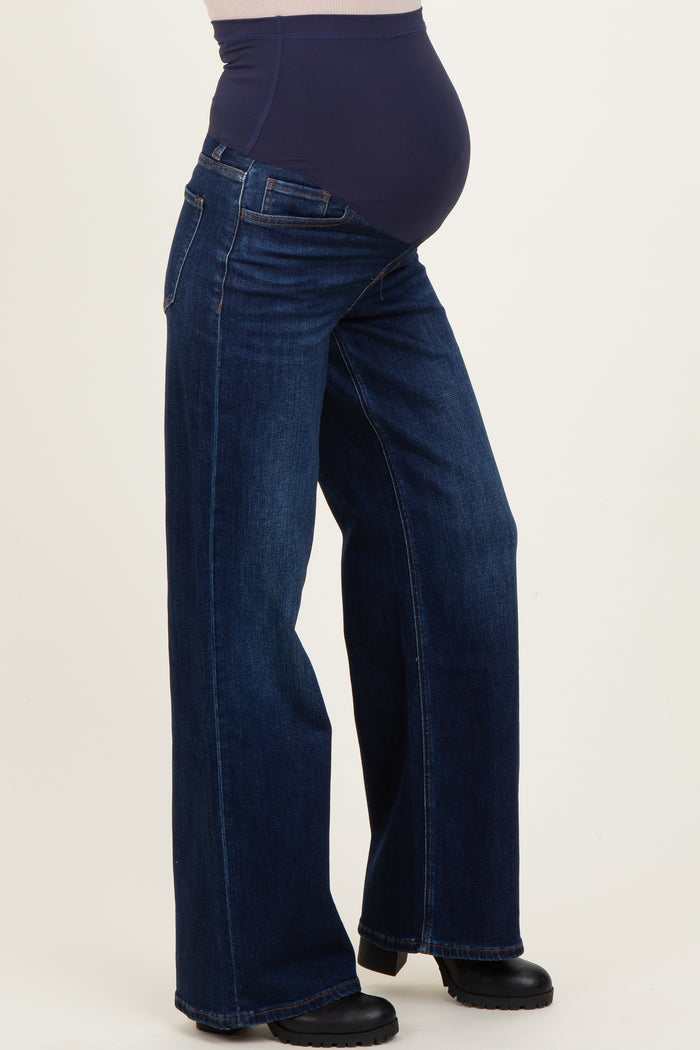 woman wearing dark blue maternity jeans with a stretchy waistband, highlighting her baby bump