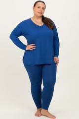 woman wearing a blue long sleeve top and matching leggings in plus size fashion
