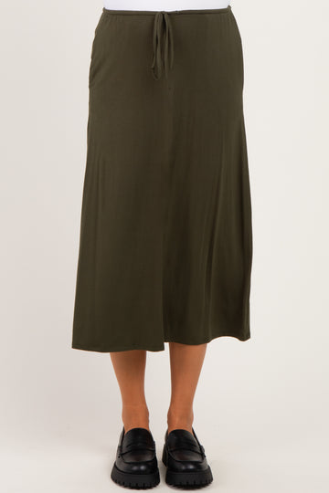 maternity wear olive green midi skirt with adjustable tie waist and relaxed fit, model standing with feet together