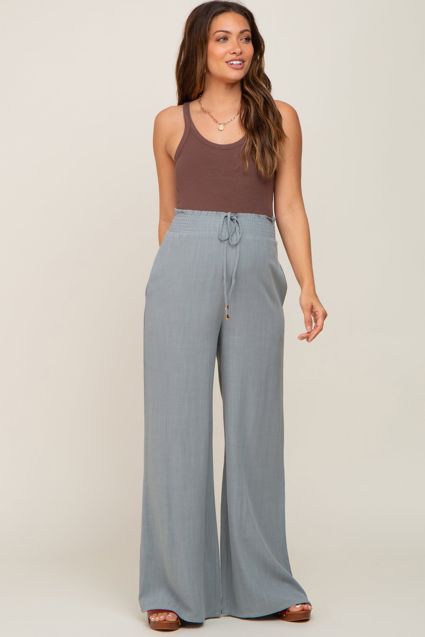 4 Linen Pants Outfits for Spring and Summer - Merrick's Art