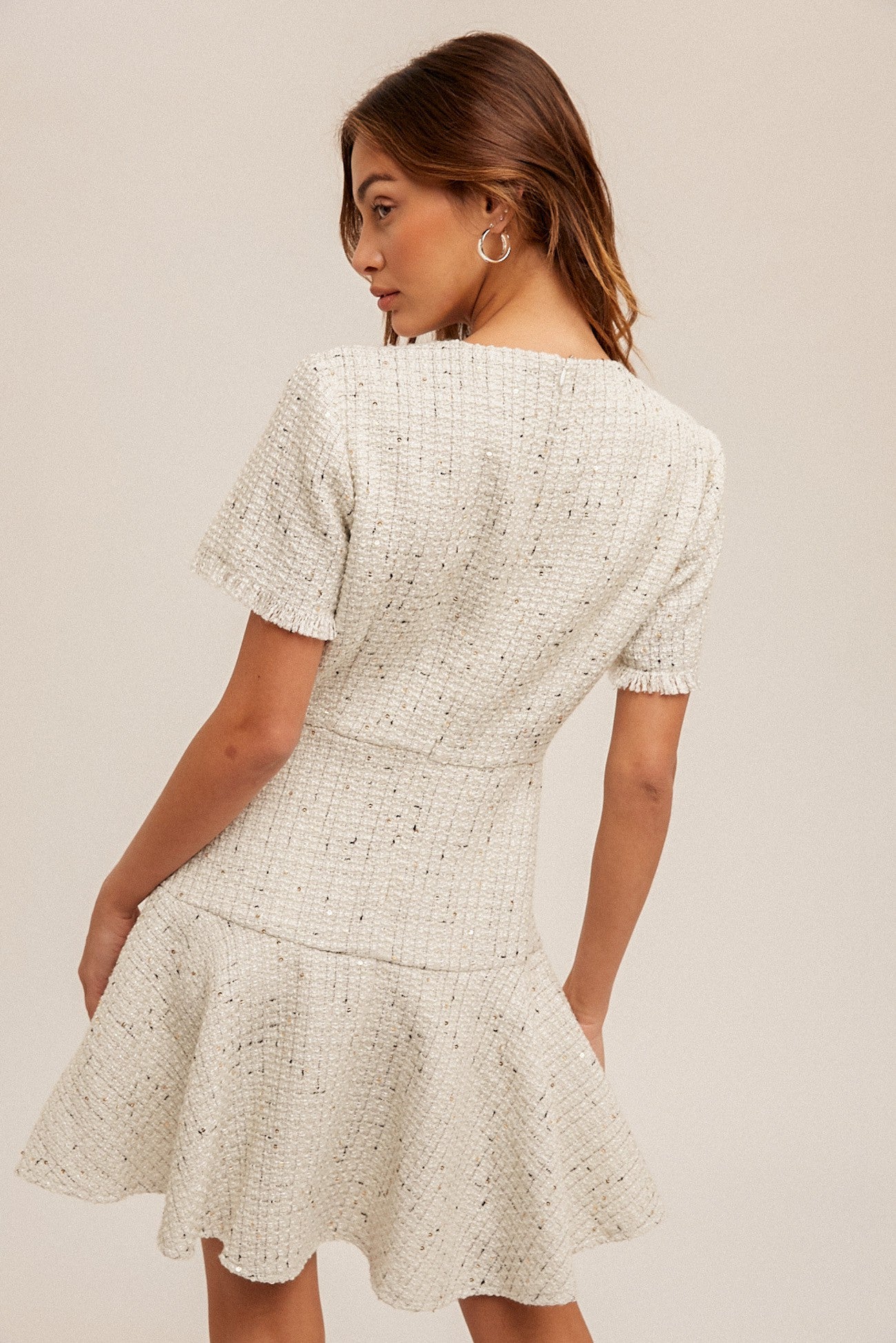 cream tweed dress Clothing: Mini Dresses: 'Leoni' Boucle Mini Discover the timeless elegance of our Winter Tweed Shift Dress H&M Womens Sleeveless Tweed Shift
