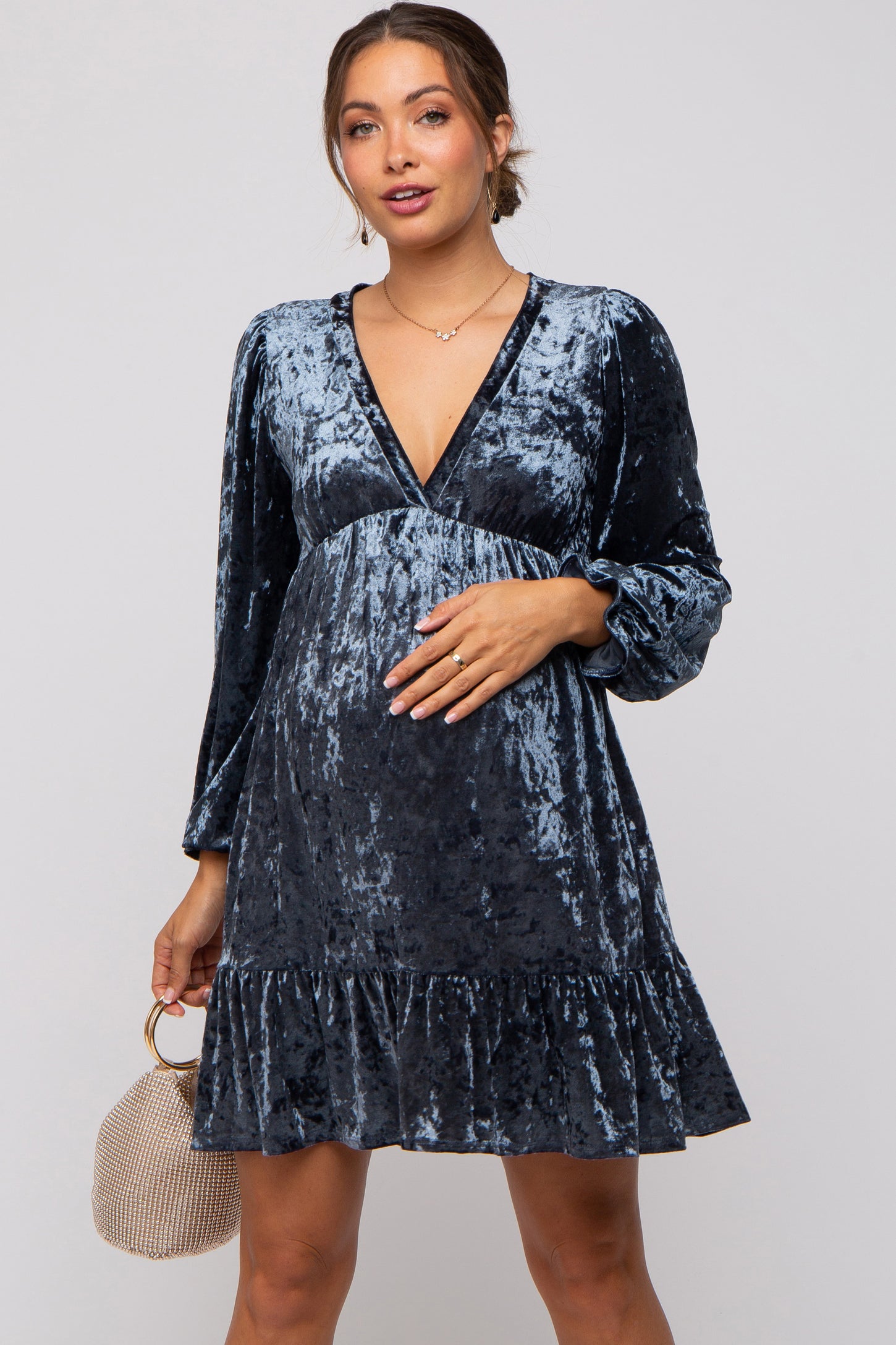 navy blue velvet maternity dress Another gorgeous maternity photoshoot featuring this vibrant blue velvet dress. The deep blue colour of the maternity dress looks so good in a winter or autumn outdoor setting. Don't you think? Maternity